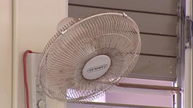 KHONnews's tweet photo. DOE open to discussing school cancellations over heat http://t.co/K5qwPruVv5 #808news http://t.co/eOHUfJUeW6