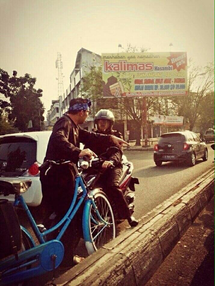 infobdg's tweet photo. via @febbylorentz : pagi2 kang @ridwankamil udh ketemu sama org yg ngelawan arus http://t.co/nhADQNVjnZ