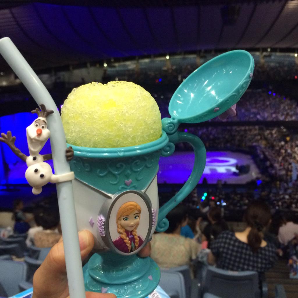 naoffy2525's tweet photo. Dズニーさんのアイスショー鑑賞。容器の可愛さで売り子さんを呼び止め買ったアイス1,800円なり。そして味が薄い。室内は寒くなかったけど財布は寒くなりました。魔法の国関係のものは物価高いね。 http://t.co/WjHpb90Lft