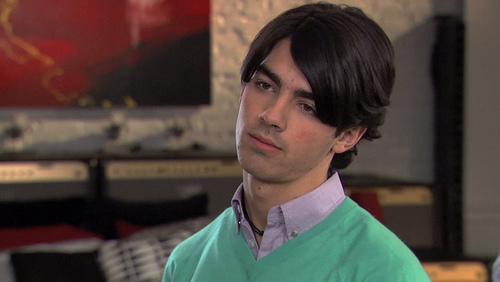 nortspider's tweet photo. #GrowingUpAJonasFan la cara de tu familia cuando empiezas a hablar de los Jonas http://t.co/CLdTOQMS57