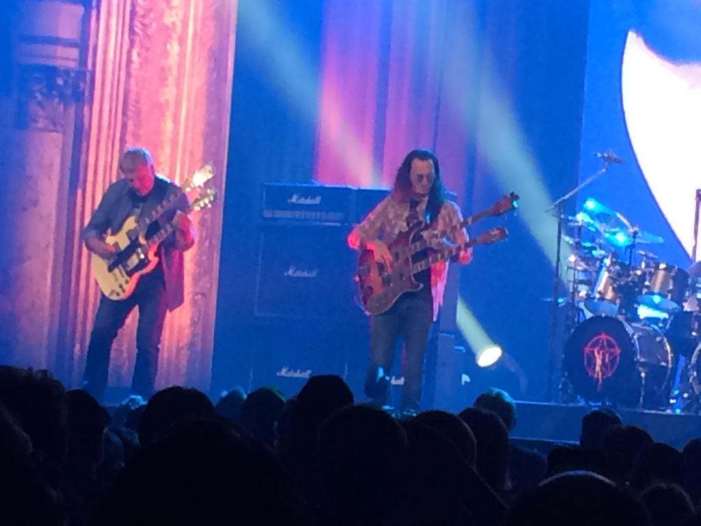 judbarber's tweet photo. Xanadu #DoubleNecks #R40Live #R40PDX #R40VIP http://t.co/iHAU4jj4Ba