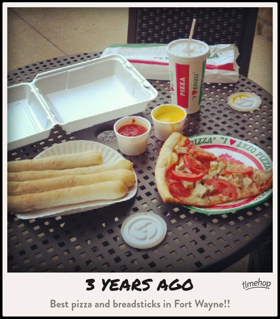 ImPabloHurtado's tweet photo. Place I used to work @. Best breadsticks ever @_thatCass & @IseahHurtado remember how delicious they were #EnzosPizza http://t.co/SRJhvHXwp6