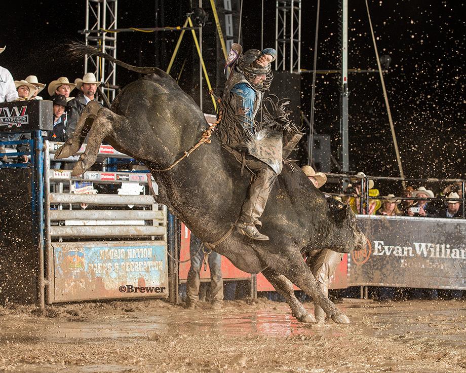 2015 #CBR World Finals Champion <a href="/BrennonEldred/">Brennon Eldred</a> @FlasrFlask <a href="/CheFrontierDays/">Cheyenne Frontier Days</a> #CBRCheyenne cbrbull.com/news.html?n_id…
