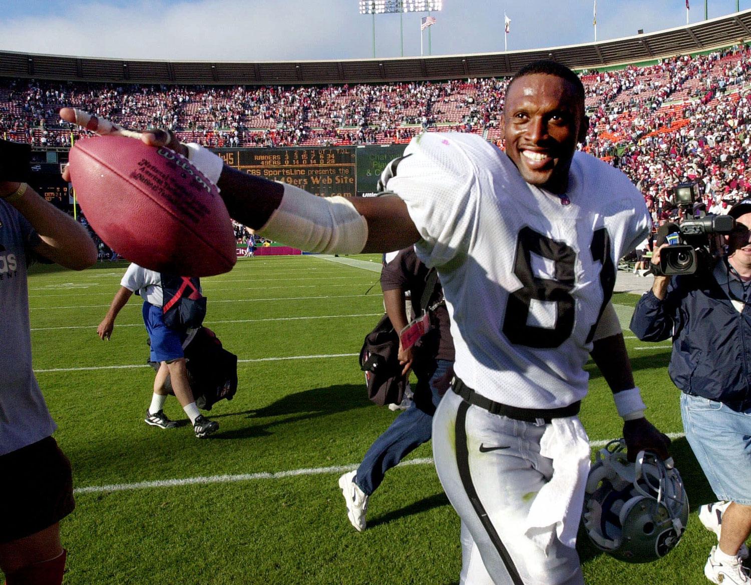 Happy Birthday to Raider legendary wide receiver, RaiderMecca friend and HALL OF FAMER Tim Brown! 