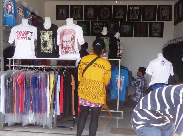 Habis Diburu Pemudik, Pengusaha Kaos Oblong Khas Blora Kelimpungan - infoblora.com/2015/07/habis-… #beritablora