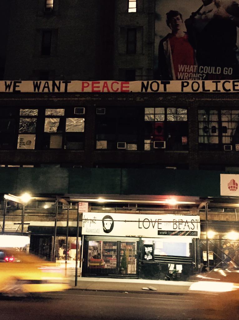 _mjwbk_'s tweet photo. #NYC #BannerDrop #StreetTruth #PeaceNotPolice #NoNewNYPD #EndPoliceBrutality #EndBrokenWindows #CommunityControl http://t.co/0KWjuOHsRH
