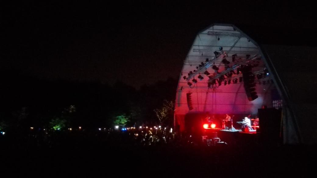 Kseyes_'s tweet photo. AMZ gig!We didn' t pay for the tickets but the view was even better from the top of a tree outside xx @thekooksmusic http://t.co/bnnrWtzLkW