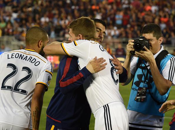 They may be 5,000 miles away..but their Liverpool love still brings them together. Gerrard &amp; <a href="/LuisSuarez9/">Luis Suárez</a> last night.