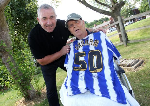 Via @samjackson_star: Terminally ill #SWFC fan surprised by visit from @DavidHirst9. #starlive bit.ly/1MnT4Gw