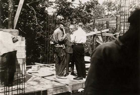 areasvellas's tweet photo. Moisei Ginzburg... meeting with builders on site for the Narkomfin building...1928 http://t.co/Glt12VWjl7