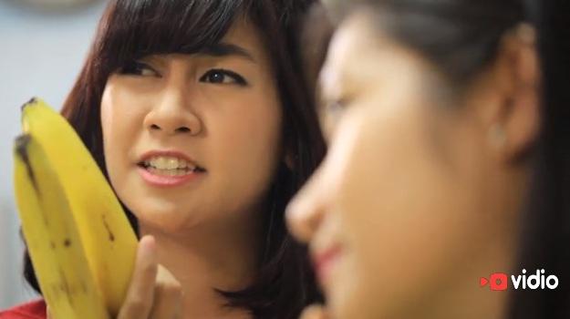 SCTV's tweet photo. Lihat nih, @AnisaRahma_Adi lagi bikin banana dip lho! Klik video #viral http://t.co/BXBMkZxXT7 http://t.co/hhR9Zd3S5Q