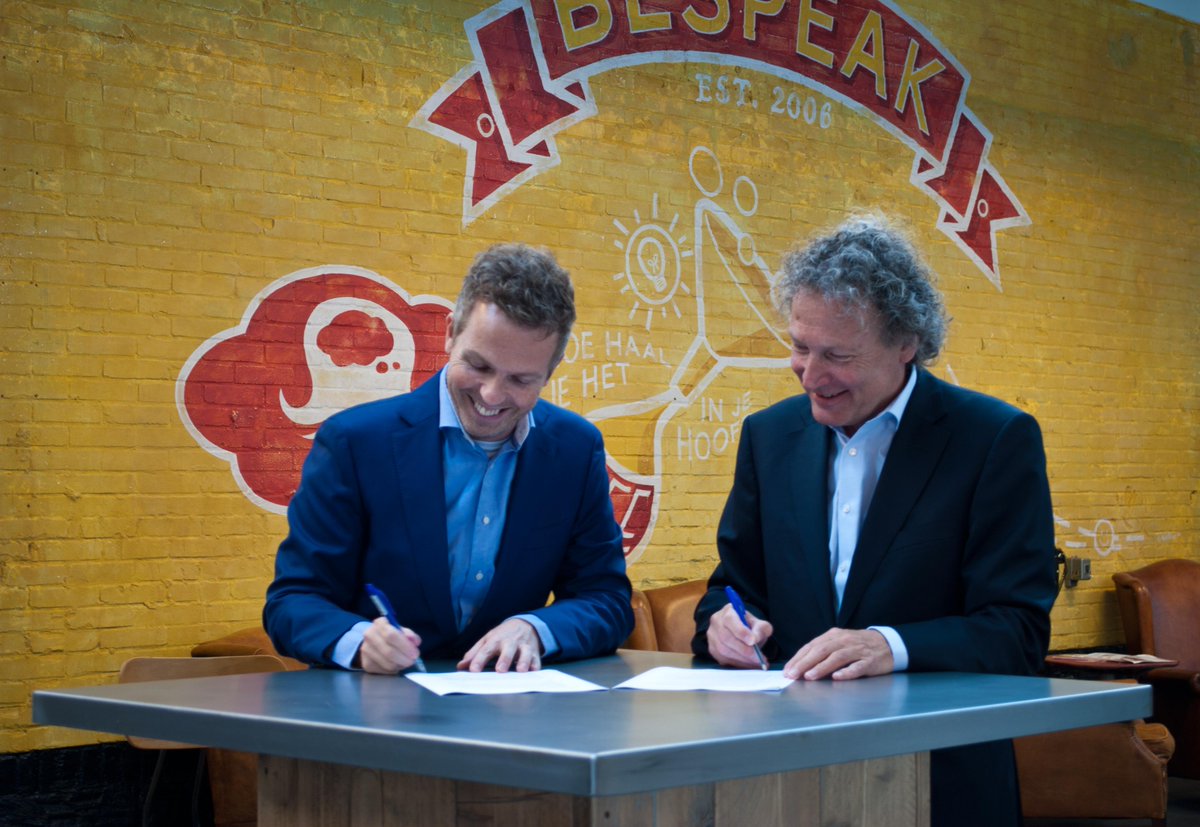 CBDdrogisterij's tweet photo. Officieel moment: het contract tekenen voor de nieuwe #nascholing, samen met @bespeakers. Op een mooie samenwerking! http://t.co/nvzr59P6cJ