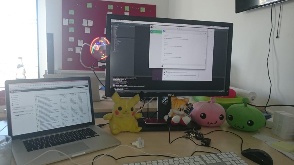 NoelFrostpaw's tweet image. Trying to survive the heat at work.... #riskmethods #workdesk