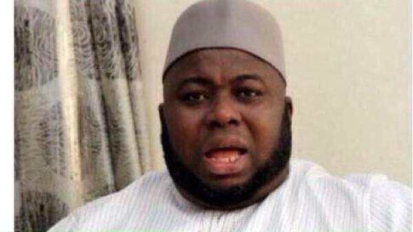 ayo_rr's tweet photo. Davido and Wizkid have beef 🔫🔪

Davido features Meek

Wizkid features Drake 

Therefore Meek and Drake  🔫🔪 http://t.co/vR7AZ6doVp