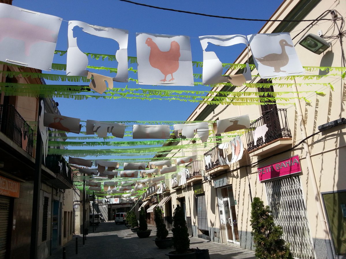 JordiSeguer's tweet image. A només 48 h de l'inici de la #fmparets2015 els carrers ja estan guarnits amb motius de la Fira del Cavall #parets