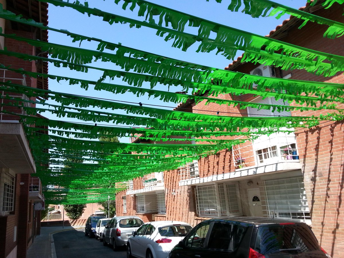 JordiSeguer's tweet image. A només 48 h de l'inici de la #fmparets2015 els carrers ja estan guarnits amb motius de la Fira del Cavall #parets