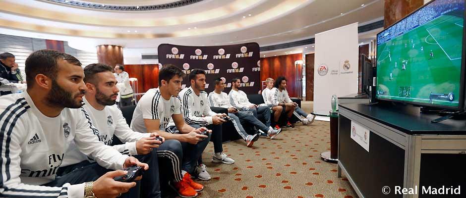 realmadrid's tweet photo. Los futbolistas del Real Madrid se divirtieron jugando al #FIFA16 http://t.co/yMLNgcm9PS @EASPORTSFIFA #RMTour2015 http://t.co/DL8zSGDagd
