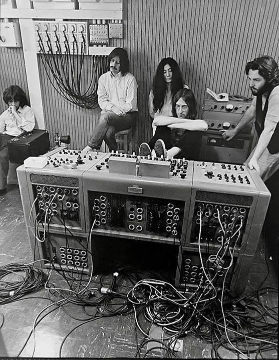 TheBeatlesDay's tweet photo. #TheBeatles avec #YokoOno en #1969 http://t.co/p0hwB5vNUE