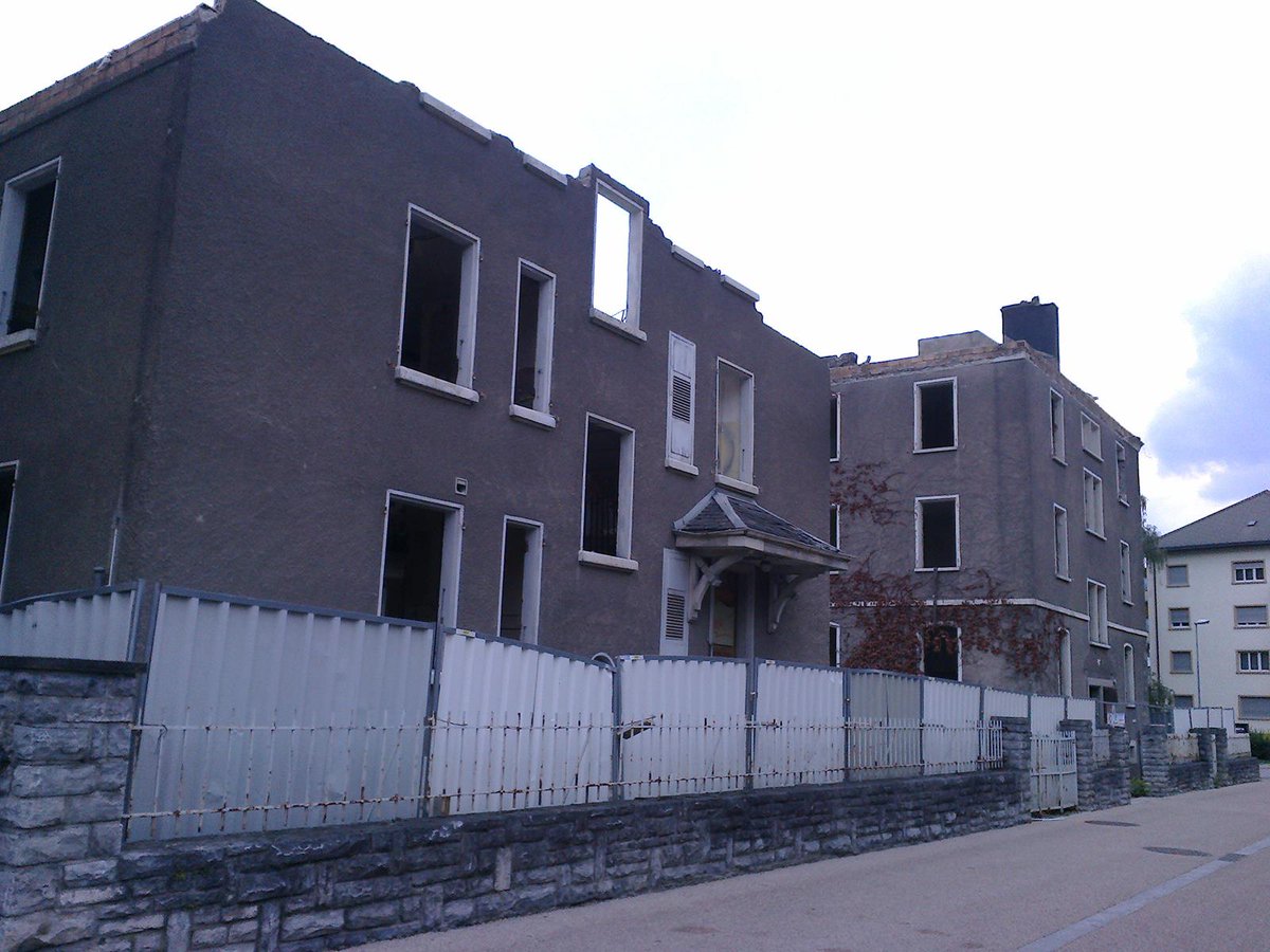 vs_patrimoine's tweet photo. #Sion, rue du Chanoine-Berchtold. Démolition des villas Art Déco (1928) pourtant inscrites à l'inventaire INSA. http://t.co/ZhswfWlQT7