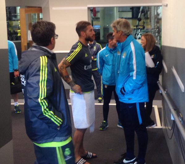 mancityIndo's tweet photo. Para pemain City berbincang dengan pemain Madrid jelang laga hari Jumat (24/07) ngobrol apa ya mereka kira-kira? http://t.co/1PQLH75fal