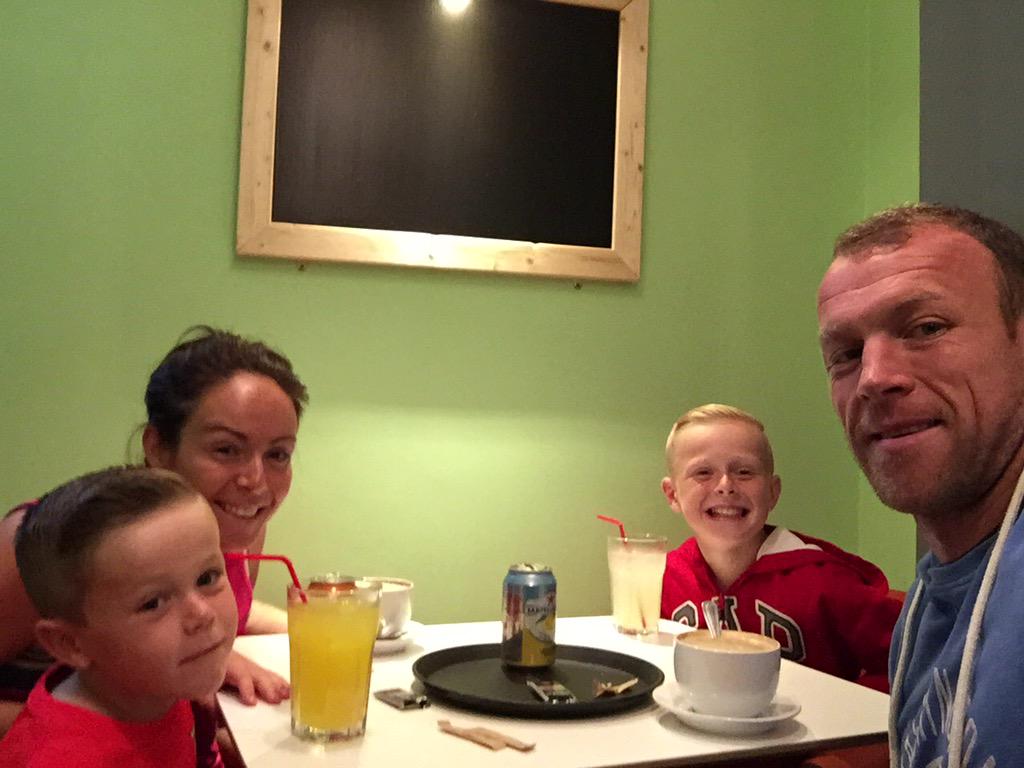 mickyhigham's tweet photo. Nice chilled morning with the Fam @Four_CornersM29 #myroundagain http://t.co/iZIgrSi6hq