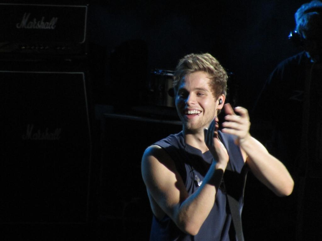 Your5SOSupdates's tweet image. Luke on stage last night #ROWYSOConcord // July 21st // -jul || (@Marisa_Mazza_)
