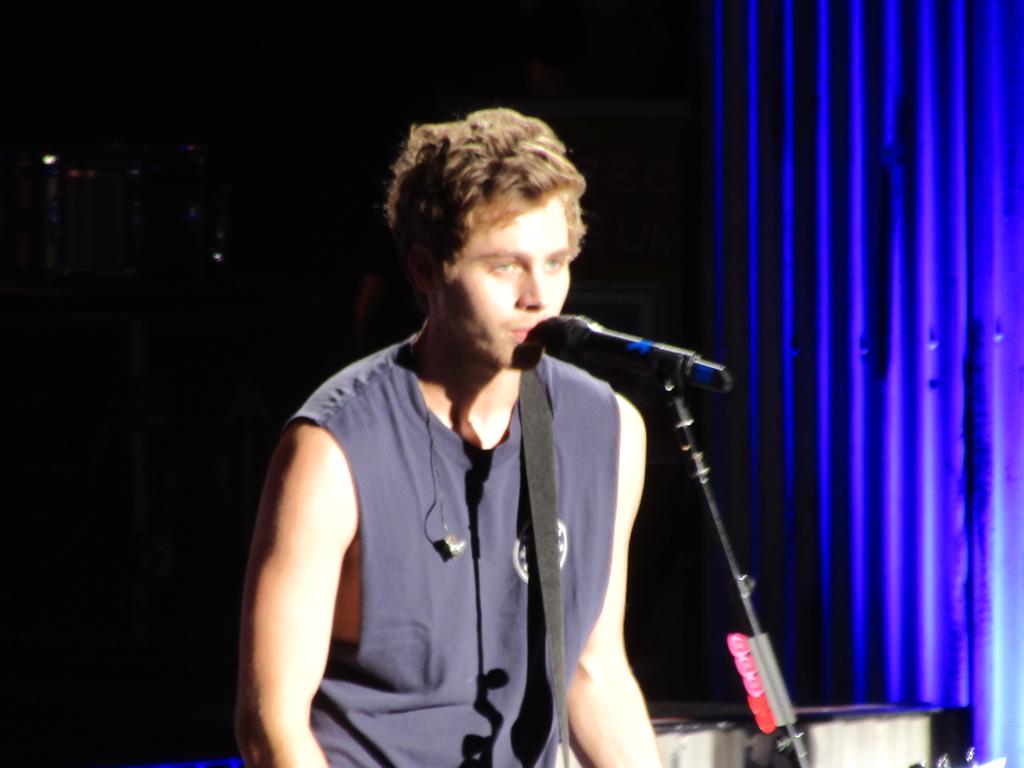 Your5SOSupdates's tweet image. Luke on stage last night #ROWYSOConcord // July 21st // -jul || (@Marisa_Mazza_)