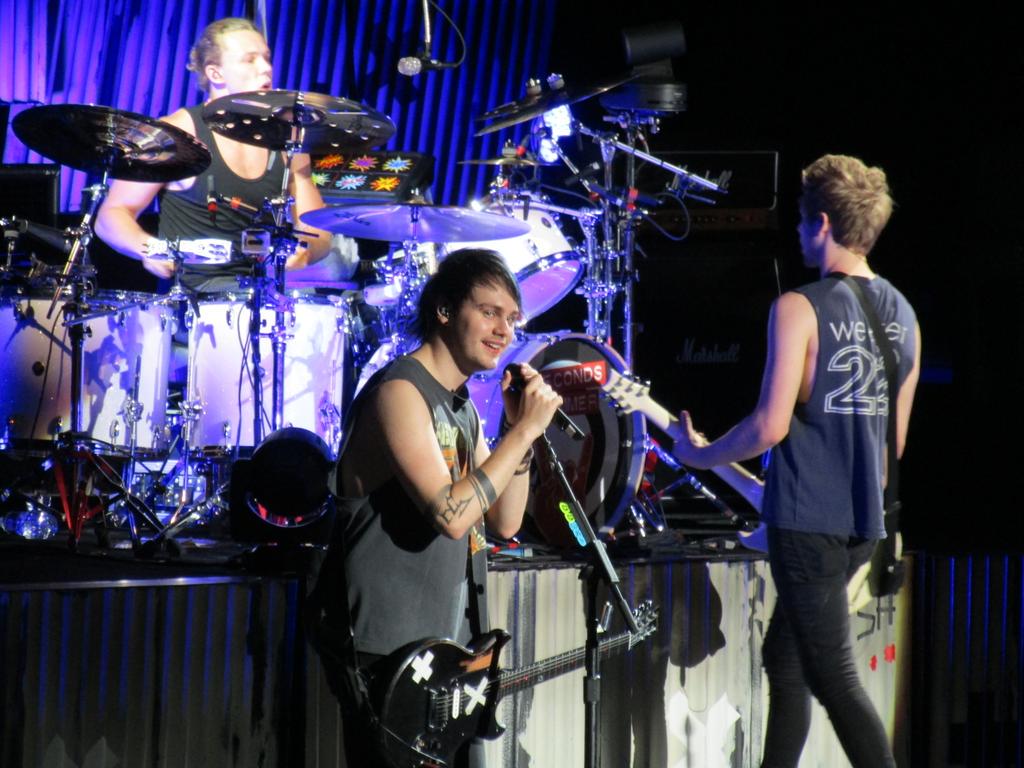 Your5SOSupdates's tweet image. Michael and Luke on stage last night #ROWYSOConcord // July 21st // -jul || (@Marisa_Mazza_)
