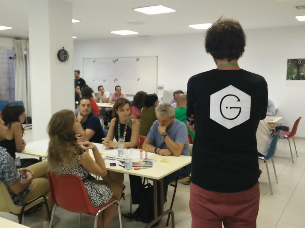 Trabajando en el taller de cocreación para la ideación del rediseño de la cárcel de Cruz de Humilladreo