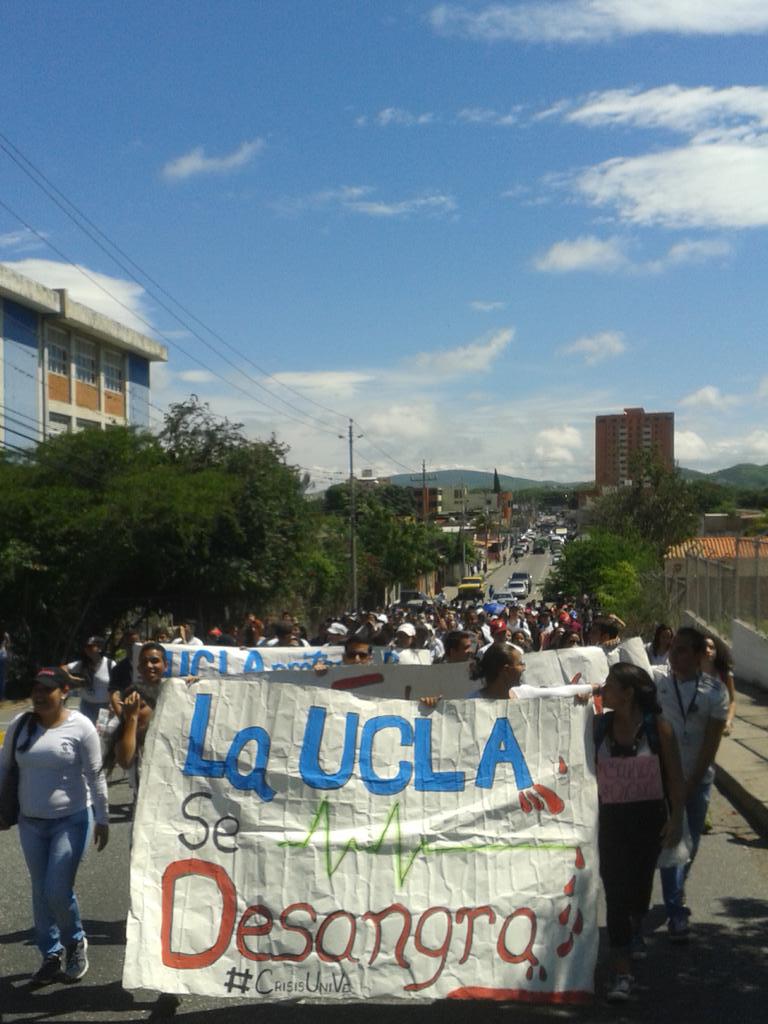 Fran_cheko's tweet photo. #uclaprotestapor Marcha de los estudiantes de la UCLA por un Presupuesto Justo! #22JL @elimpulsocom @ReporteYa http://t.co/8OgpV9O44N