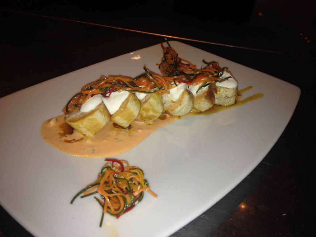 Beiita_piioja's tweet photo. Astrid Roll, excelente opción para degustar, pollo en una presentación innovadora y deliciosa @AstridGaston http://t.co/bFhDdW03wk