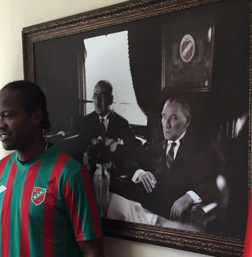 ogecebusene's tweet photo. Kimisi otobüs onunde transfer fotografı cektirir,
Kimisi ATATÜRK'ün önunde ! http://t.co/mYEC8kWABb