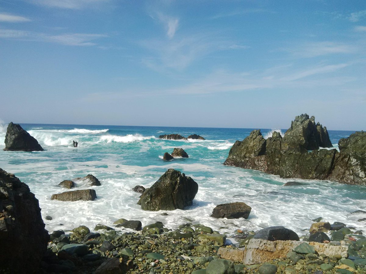 franciscozihua's tweet photo. Enjoy watching the #waves breaking on #cliffsides and rocks in #Ixtapa-#Zihuatanejo best place to #travel in #Mexico http://t.co/841NbKonGL