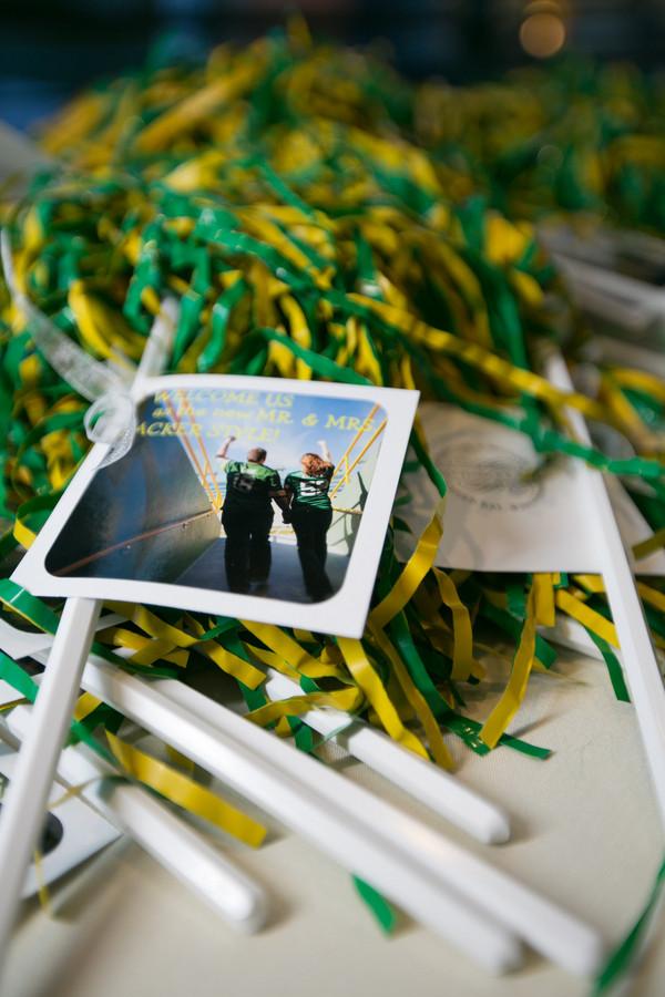 Pom poms, the perfect idea :) <a href="/AmensonStudio/">Marc&Shayna</a> onthegobride.com/2015/06/green-…