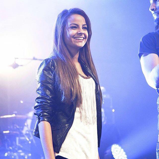 SindyReaction's tweet photo. Cette fierté quand tu vois ton public chanter tes chansons http://t.co/gjLX7h9Z11