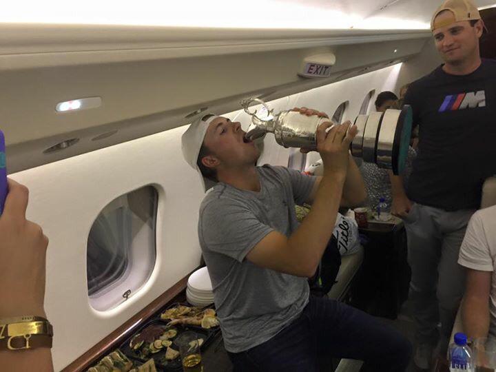 rwilk121's tweet photo. @ESPN_Greeny @notthefakeSVP Jordan may not have completed the slam but Zach still let him enjoy the Jug! #TheOpen2015 http://t.co/bYrOnttHeV