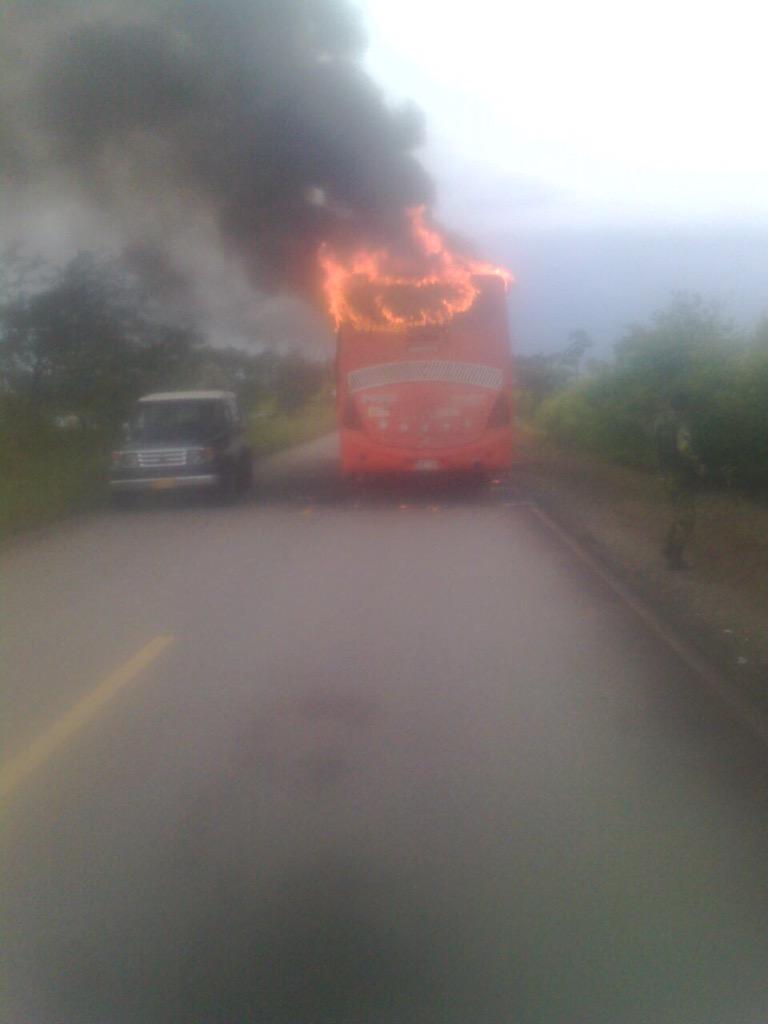 Ardiladiego's tweet photo. Será que la tregua no aplica para el Meta ?guerrilla quema bus cerca al municipio de Vists hermosa @PeriodicodMeta http://t.co/VQYplhHGBc