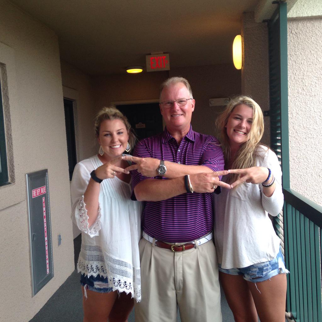 erhyneIII's tweet photo. Throwing Diamonds with my two favs! #love #sisterstwotimesover @Mary_Charlottte @KathrynVirginia @AlphaDeltaPi http://t.co/h1RHZlkAay