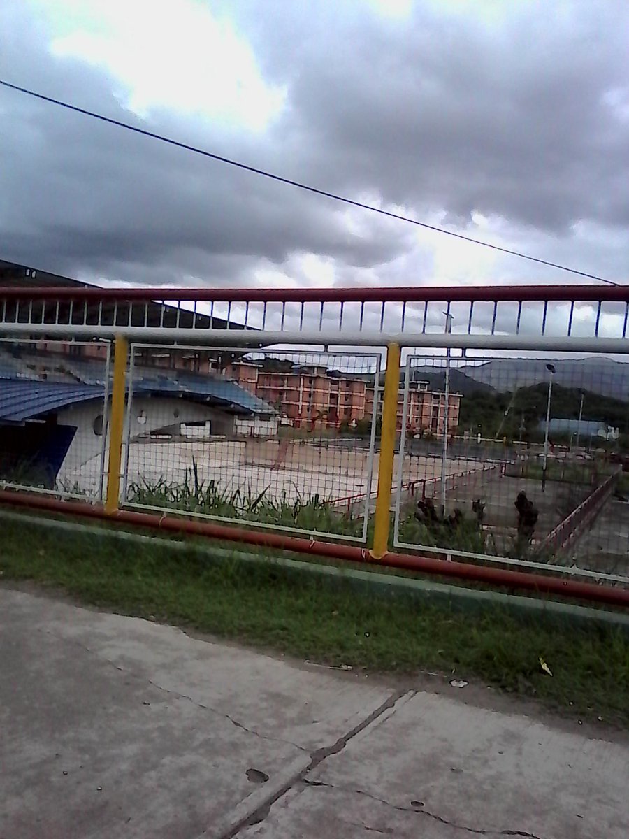 Ví­a @AngelRubenDiz: Se robaron los reales para la reparacion de las piscinas de la Villa Olimpica.  #Guárico