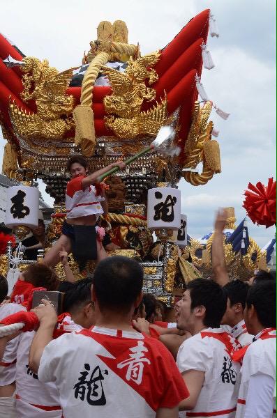 1枚目は川原町子供太鼓台。2枚目は、兵庫県高砂市の曽根天満宮秋祭りの東之町屋台です。川原町はもとは高砂から伝わってきた太鼓台であります。その名残で、川原町子供太鼓台には重が三枚で、締めのようなものがついています。