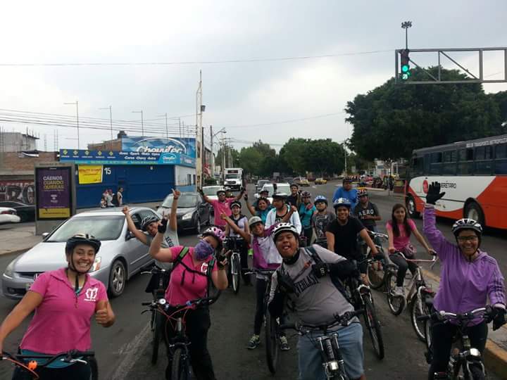 Mujeres en bici (@mujeresenbiciq) on Twitter photo En el espacio de 2 autos, vamos 19 personas en #bici no ampliación de vías en tu admin <a href="/PanchDominguez/">Pancho Domínguez</a> #ciudadhumana En el espacio de 2 autos, vamos 19 personas en #bici no ampliación de vías en tu admin <a href="/PanchDominguez/">Pancho Domínguez</a> #ciudadhumana