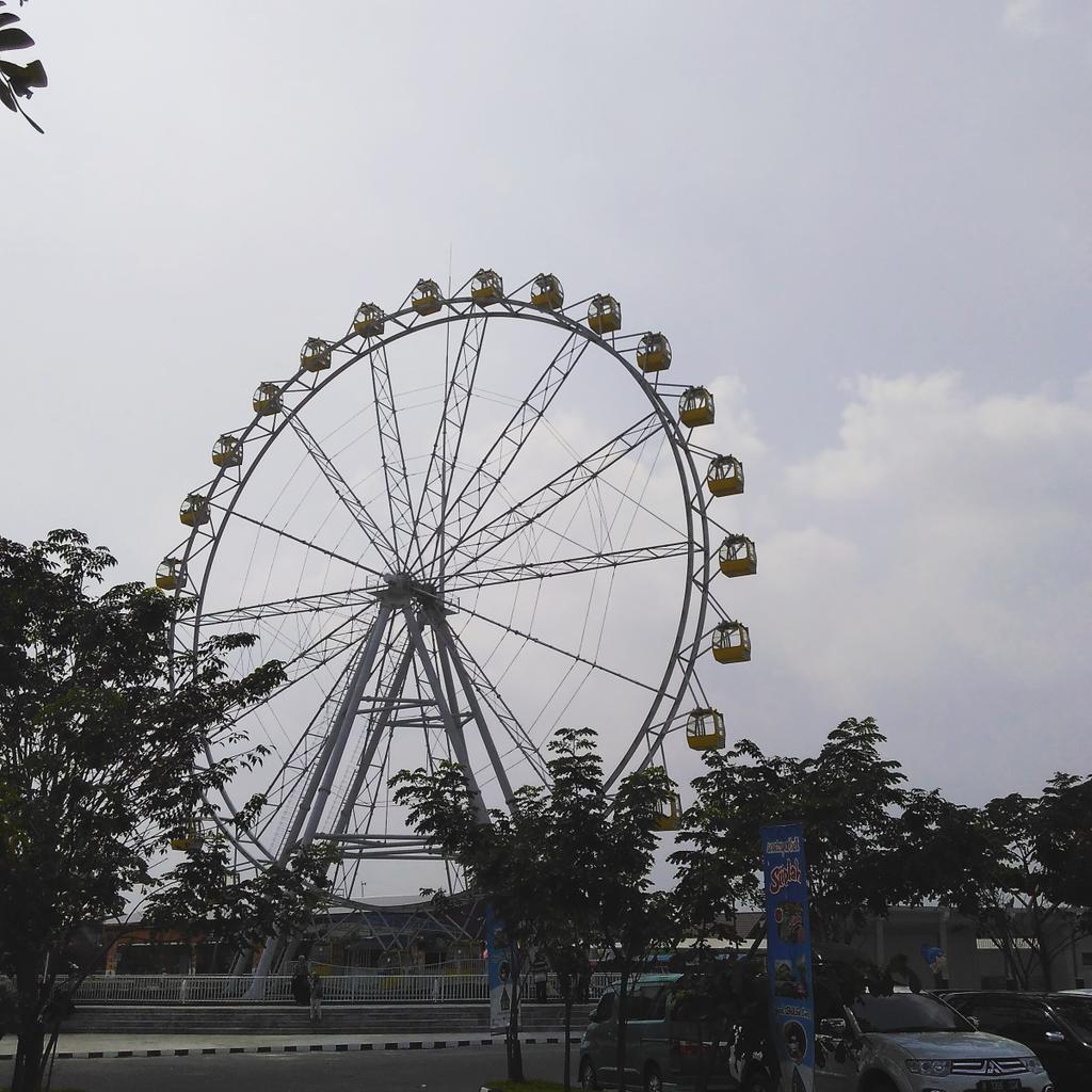 dimasdewantoP's tweet photo. SKE (sindu kusuma edupark) http://t.co/YpxnoPBG00