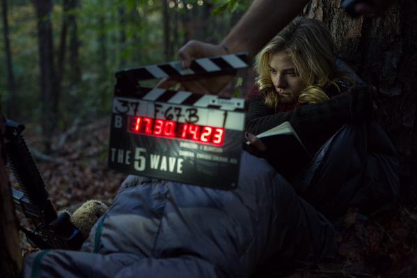 SonyPicturesUK's tweet image. Happy #WaverWednesday! It’s only 6 months until we see @chloegmoretz take on the 5th wave! #5thWaveMovie