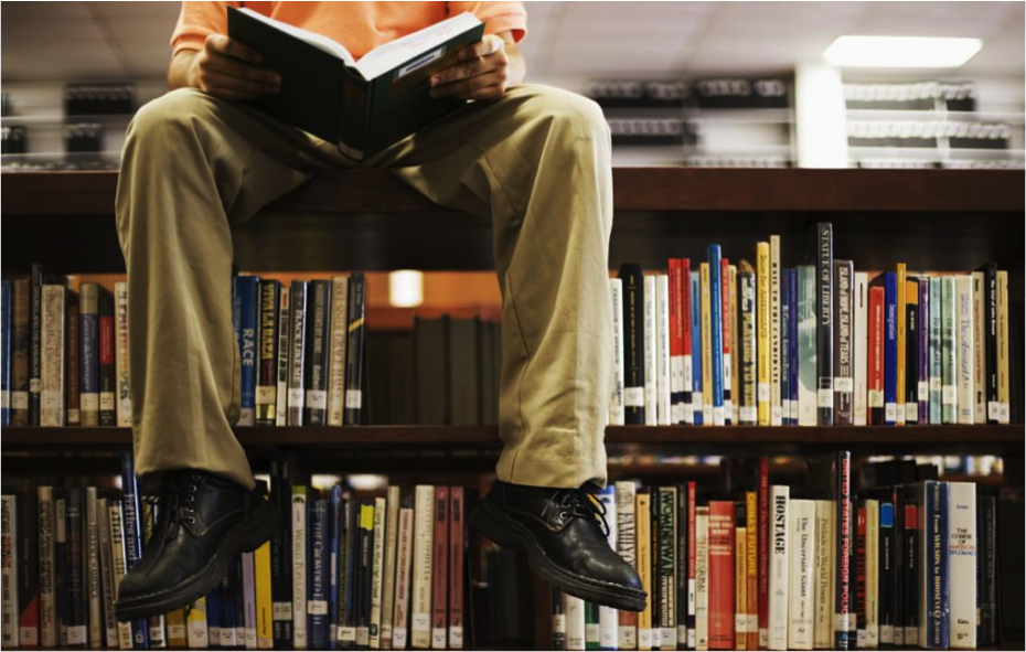 Мужчина читает. Мужчина в библиотеке. Литература канады. Чтение книг. Парень читает.