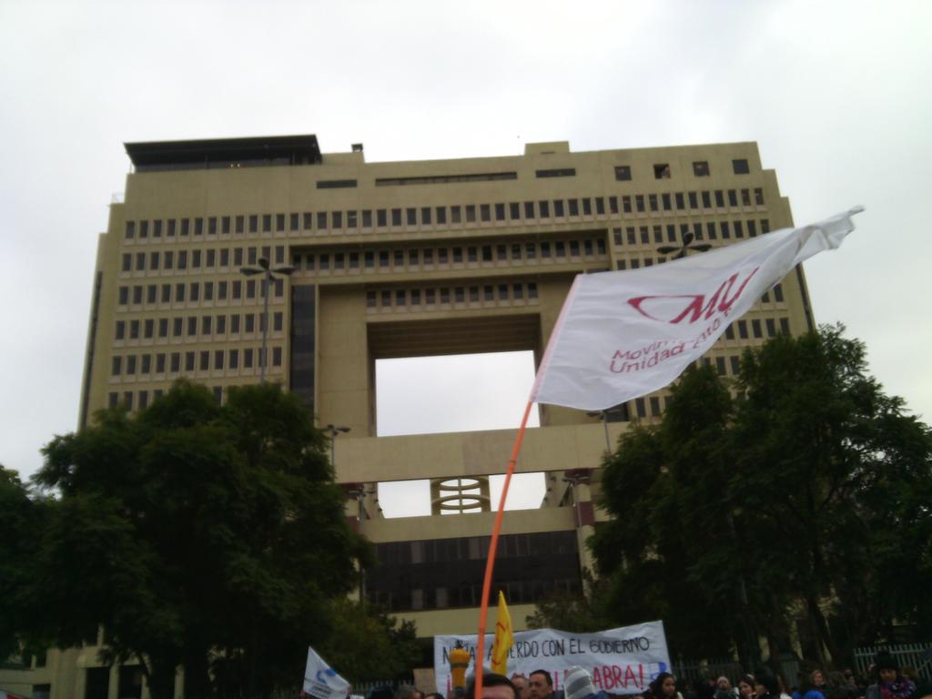 Los profes seguimos a las afueras del congreso exigiendo que #CumplanSuPalabra