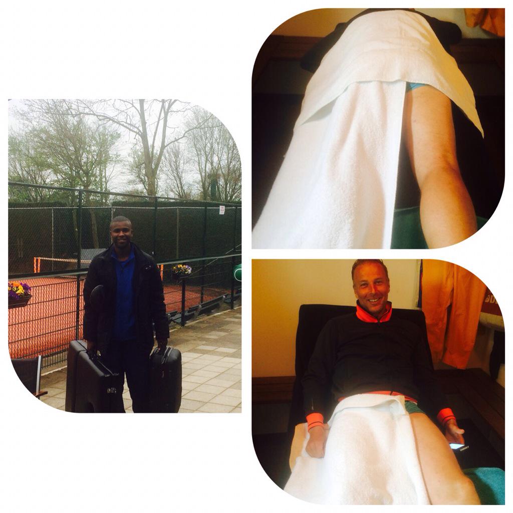 MoveForChange_'s tweet image. De geblesseerde tennisleraar David van Aalst fit aan het houden met Sportmassage.