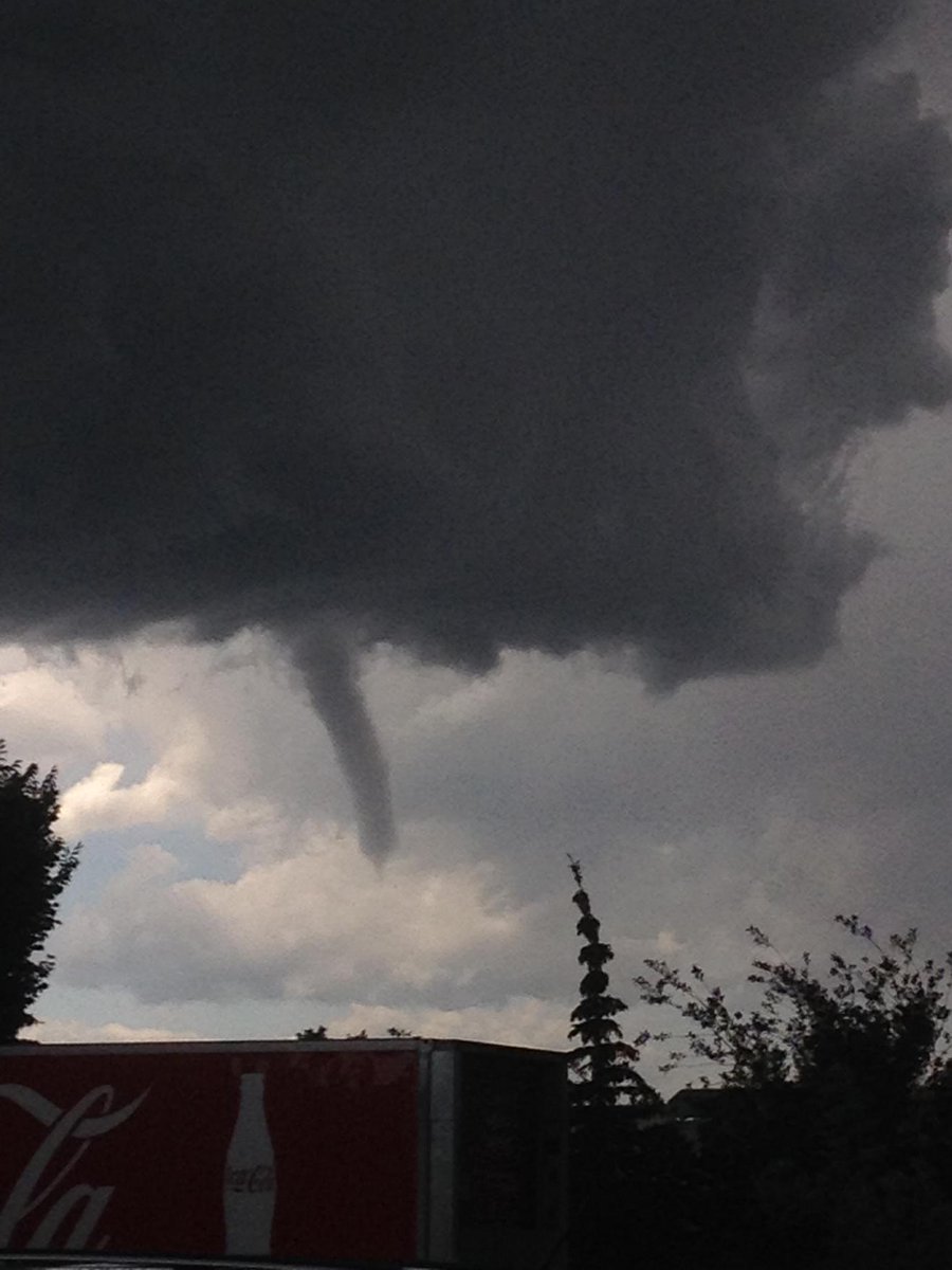 imtonyli's tweet photo. It was scary for a moment when funnel cloud appeared west of Calgary. #abstorm http://t.co/vRRf705kMe