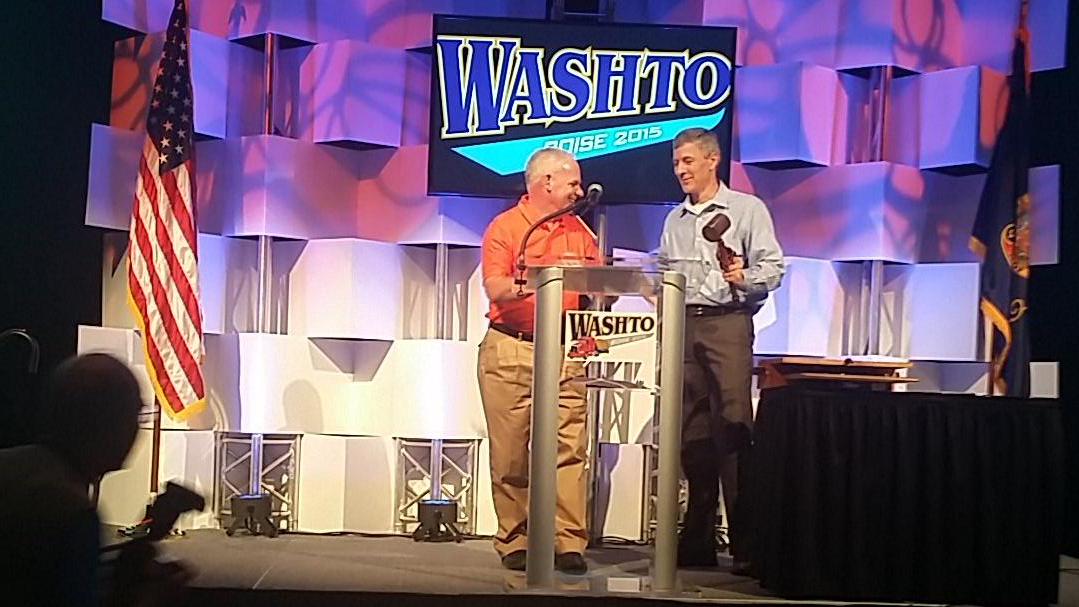 mmmrobson's tweet image. @MalcolmXdough passing the #WASHTO President&apos;s Gavel to Idaho&apos;s Brian Ness.  Support from #fugroroadware