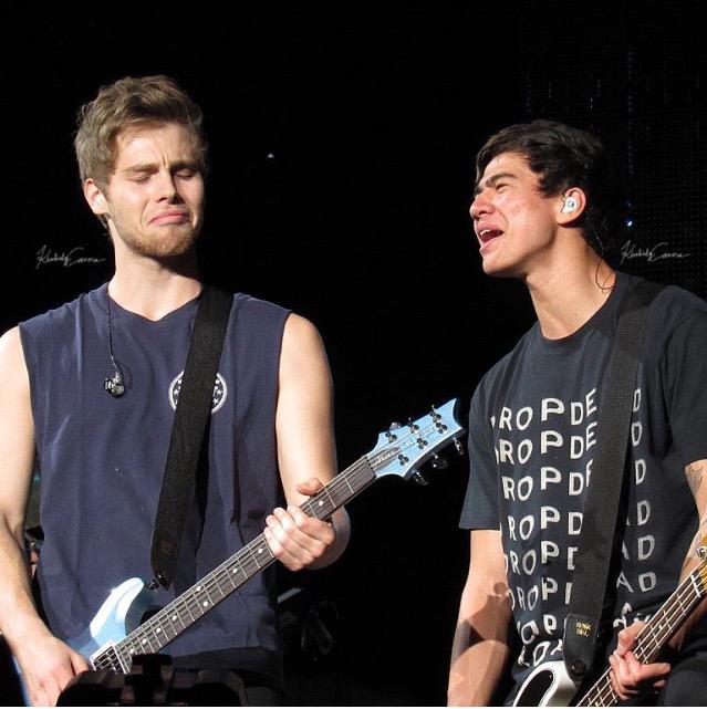 _5SOSFAMUPDATES's tweet photo. The feeling when that desert cowboy guitar riff starts in #ShesKindaHot http://t.co/zYxU2412aR http://t.co/uJQsYdw8X8