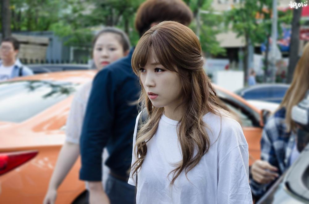 Rongfanbase's tweet photo. [FANTAKEN] 150717 Chorong Going to KBS Music Bank by 0uO_B -Fel http://t.co/DMT3IL4W7W